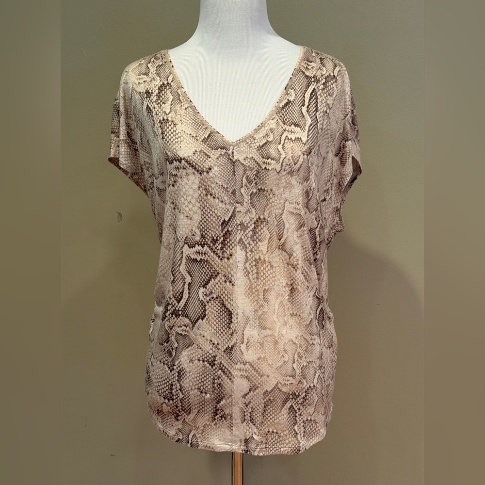 White House Black Market Beige Snake Print V-Neck Short Sleeve Top Size XS